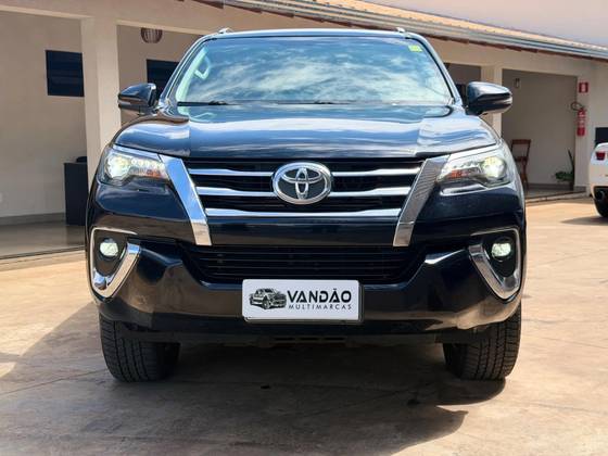 TOYOTA HILUX SW4 2.8 SRX 4X4 7 LUGARES 16V TURBO INTERCOOLER DIESEL 4P AUTOMÁTICO